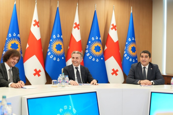 ბიძინა ივანიშვილმა შეაჯამა წარსულში გუნდში არსებული კორუფციული გამოწვევები და აღნიშნა, რომ პრემიერის, გუნდისა და ძალოვანი სისტემის ეფექტური მუშაობის შედეგად გამოწვევები გადალახულია -"ქართული ოცნება"