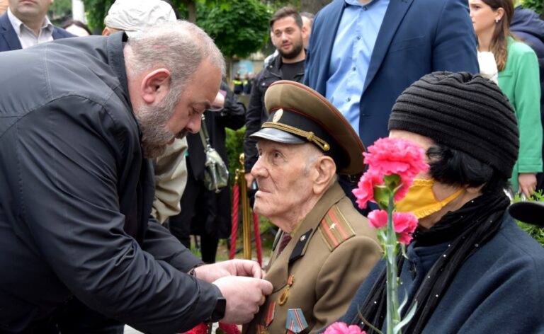 ვეტერანების საქმეთა სახელმწიფო სამსახურის დირექტორმა მელიტონ ქანთარიას ბიუსტი ყვავილებით შეამკო და მეორე მსოფლიო ომის ვეტერანებს, ფაშიზმზე გამარჯვების 77-ე წლისთავი მიულოცა
