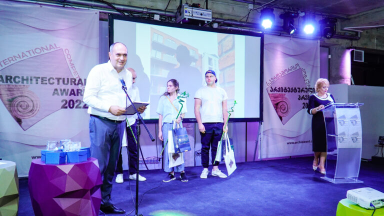 კახა ლაბუჩიძემ "არქიტექტურული პრემია 2022"-ის გამარჯვებული დააჯილდოვა