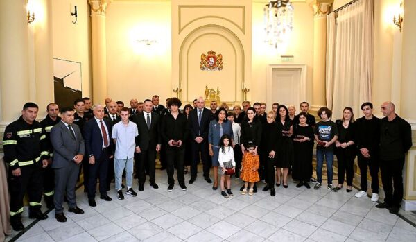 პრეზიდენტმა გუდაურის ტრაგედიის დროს დაღუპული მფრინავები, მაშველები და ექიმები მედლით - "სამოქალაქო თავდადებისათვის" დააჯილდოვა