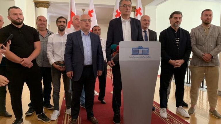 " საზოგადოება უნდა დაინტერესდეს, რა მიზნით გამოყოფდა ამერიკის ხელისუფლება საქართველოზე თანხებს და რა ინტერესის საპირწონედ გვახსენებენ ასე ხშირად ე.წ. ექვსმილიარდიან დახმარებას"-ხალხის ძალა