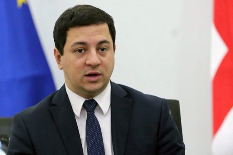 "ბატონო რომან, თქვენ რომ რაღაცას გაბრალებდნენ მედიით, რამდენ ხანში მოგინდებოდათ, რომ პასუხი გაგეცათ?" - არჩილ თალაკვაძე