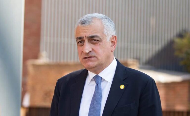 "არ გადადგე! სჯობს ყველამ დაინახოს, როგორი თავკაცი არ უნდა ჰყავდეს თბილისს!"-მამუკა ხაზარაძე კახი კალაძეს