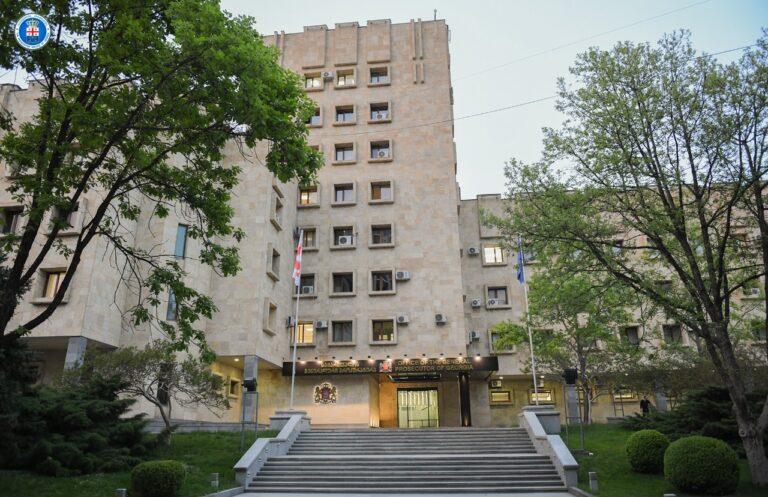 თსუ-ს ყოფილი ბუღალტერი დიდი ოდენობით თანხის მითვისებისა და კრედიტის უკანონოდ მიღების ფაქტზე დააკავეს,