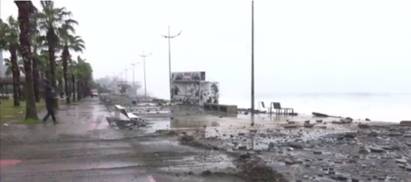 ძლიერი შტორმის შედეგად, ბათუმში ახალი ბულვარის სანაპირო დაზიანდა