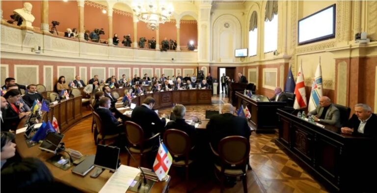 საკრებულოს გადაწყვეტილებით გმირის ჯუმბერ ბეთაშვილის და ქართველი სამხედროების ოჯახებს საცხოვრებელი ბინები სიმბოლურ ფასად გადაეცა