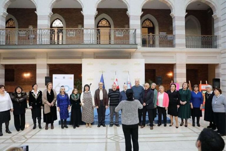 თბილისის საკრებულოში „60+ კლუბის“ წევრების გამოფენა და მუსიკალური საღამო გაიმართა