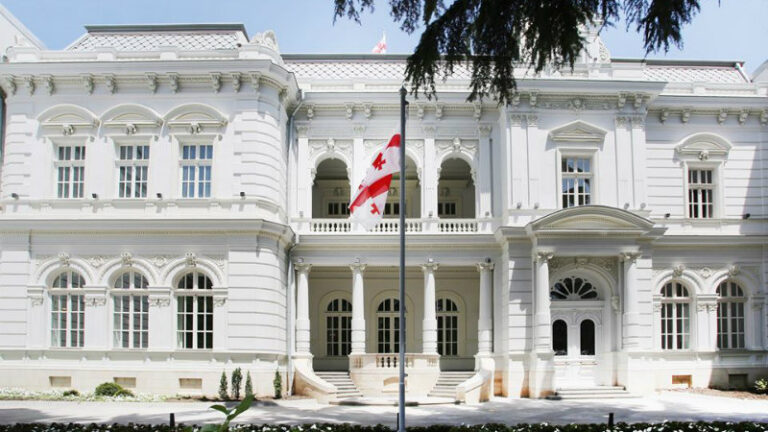 პირისთვის მოქალაქეობის შეწყვეტის შემთხვევაში, კანონის მიხედვით, პრეზიდენტს აქვს სამი თვის ვადა ბრძანებულების გამოსაცემად - პრეზიდენტის ადმინისტრაცია