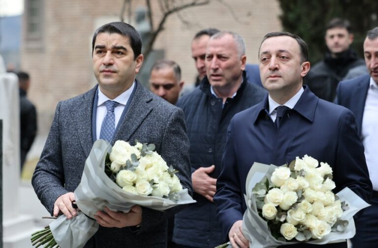 ირაკლი ღარიბაშვილმა და შალვა პაპუაშვილმა ზვიად გამსახურდიას ხსოვნას პატივი მიაგეს