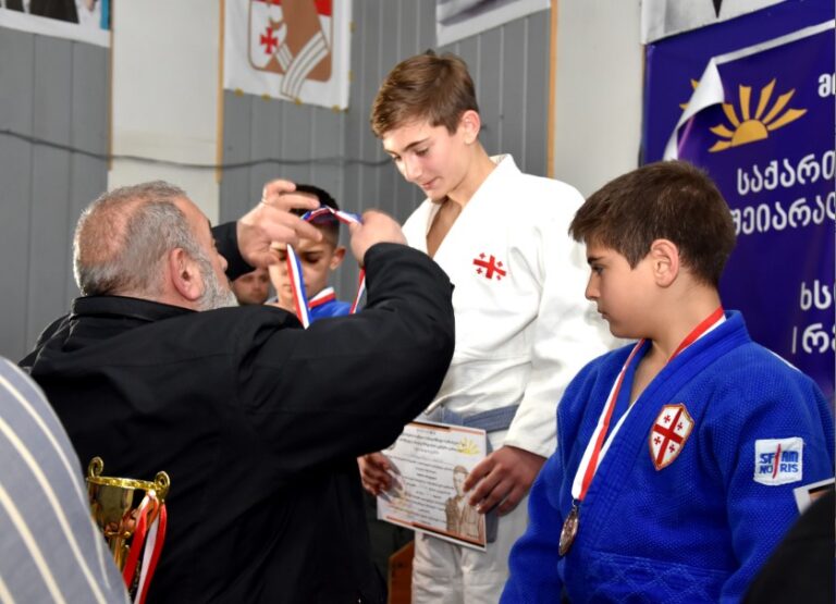კობა კობალაძემ ზურაბ იარაჯულის მემორიალური ტურნირის მონაწილე სპორტსმენები დააჯილდოვა