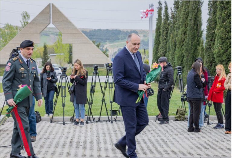 ჯუანშერ ბურჭულაძემ დაღუპული გმირების ხსოვნას პატივი მიაგო