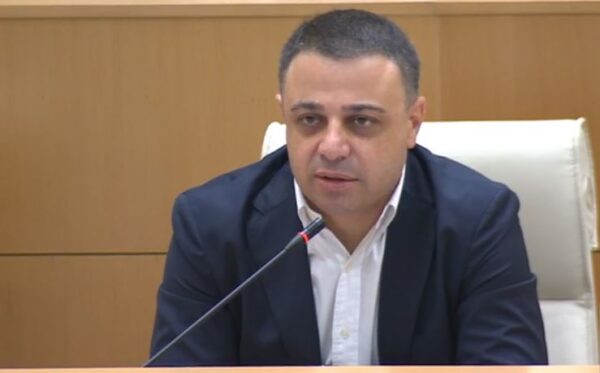 "სირცხვილია, როცა ბატონი გოცირიძე გვეძახის წინა საუკუნის ხალხს ანუ, წარსულებს და თვითონ თავს მომავლად მიიჩნევს"- ალუდა ღუდუშაური