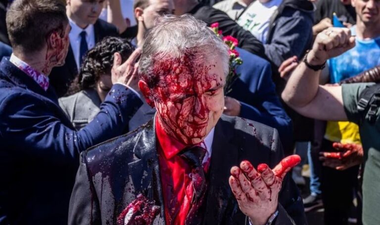უკრაინელმა აქტივისტებმა რუსეთის ელჩს ვარშავაში მემორიალზე გვირგვინის მიტანის საშუალება არ მისცეს