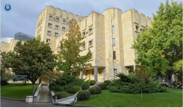 პროკურატურამ დიდი ოდენობით თანხის თაღლითურად დაუფლების ფაქტზე 3 პირი დააკავა