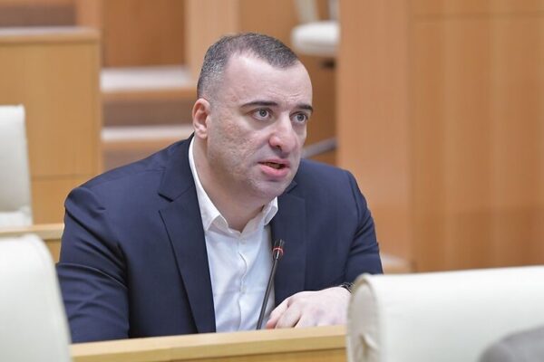 როდესაც გყავს პარტიის ისეთი თავმჯდომარე, რომელიც შენი ტელევიზიის წამყვანის მორჩილებაშია ეს კიდევ უფრო სამარცხვინოა -რატი იონათამიშვილი ხაბეიშვილზე