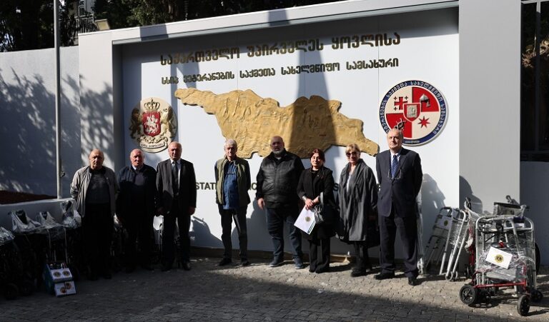 ლაიონსების თვალის დიაბეტურმა კლინიკა-საქართველომ და ''ლაიონს თბილისის სამედიცინო ჯანდაცვის კლუბმა'' სამსახურს ჰუმანიტარული დახმარება გადასცა