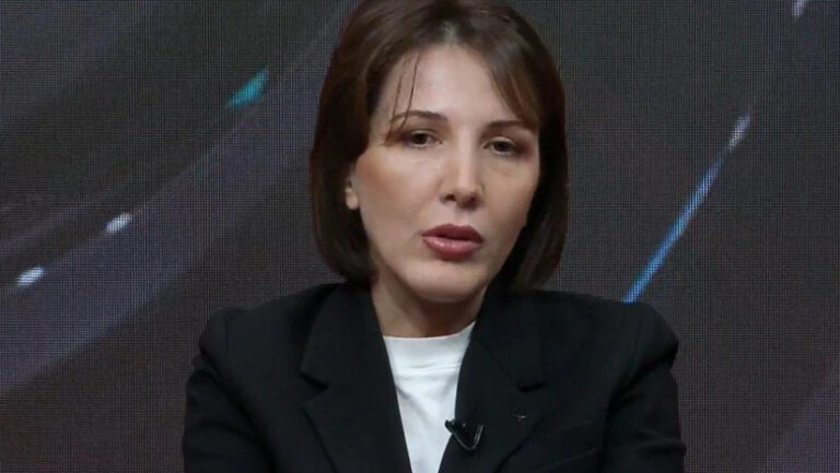 "კარგი მაგალითი გვაქვს ორი პიროვნების შესადარებლად – პრეზიდენტი, რომელმაც აბსოლუტურად დაკარგა ლეგიტიმურობა და ღირსეული პრემიერი, რომლის სიტყვა საქმეა"-თამთა მეგრელიშვილი