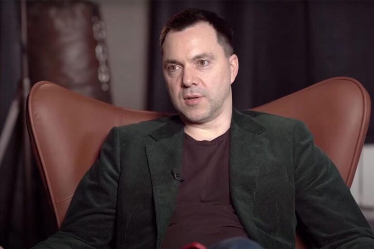 დასავლეთი ჩვენთან ვალშია, საჭიროა პუტინთან ლაპარაკი და სამშვიდობო შეთანხმება - ოლექსი არესტოვიჩი