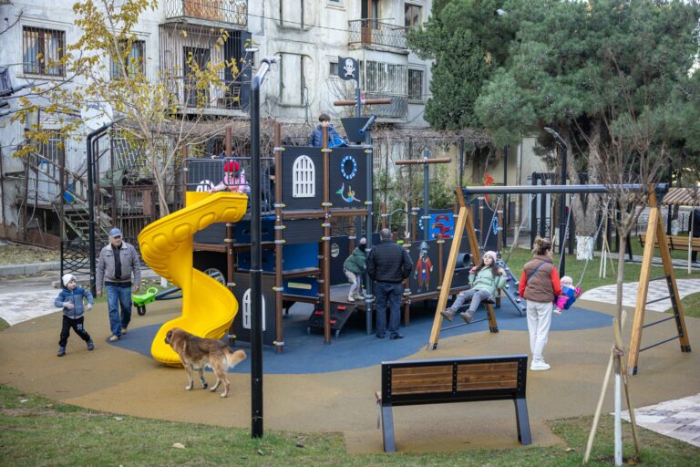 ისნის რაიონის გამგეობამ ორი სკვერის რეაბილიტაცია დაასრულა.