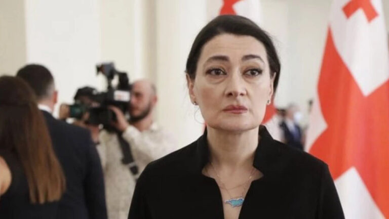 "ჩემო კარგო ქვეყანავ, რაზედ მოგიწყენია, აწმყო თუ არა გწყალობს, აგერ  არის მელია"-თაკო ჩარკვიანი