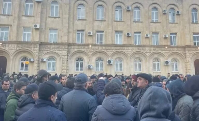„აფხაზები ერთმანეთს ბრძოლისკენ მოუწოდებენ და გადატრიალებას ელოდებიან“ – Voice of America