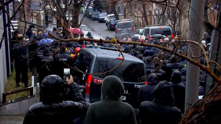 შსს ფერაძის სახლთან შეკრებილებს მოუწოდებს, "არ გასცდნენ კანონით დადგენილ ნორმებს"