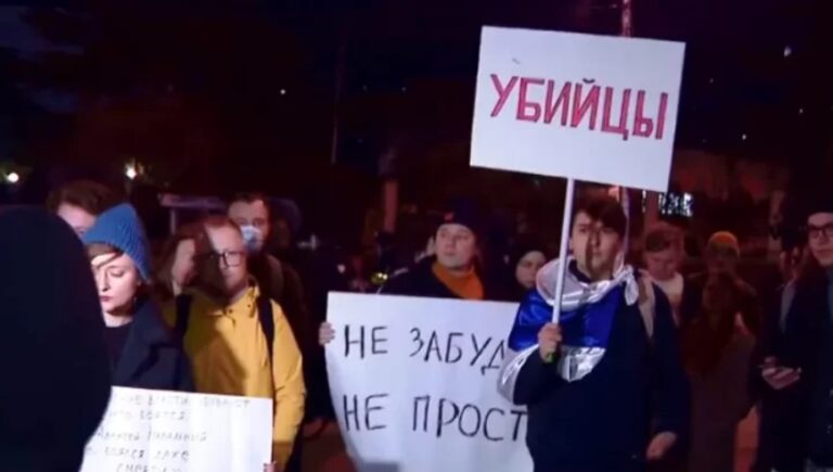 "პუტინი მკვლელია" – რუსეთის მოქალაქეებმა  თბილისსა და ბათუმში აქცია გამართეს