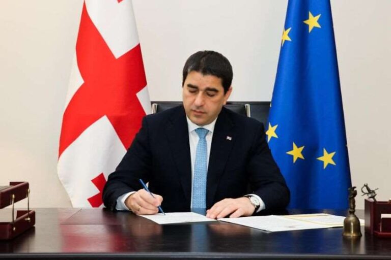 „უცხოური გავლენის გამჭვირვალობის შესახებ“ ქართულ კანონპროექტს შალვა პაპუაშვილი ხელს დღეს მოაწერს