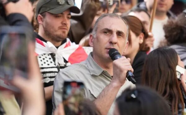 მუშტი მოხვდა მდინარაძეს იმ რუსულ სიფათში, ახლა ქუჩაში გამოსვლის დროა, ესენი უნდა გავყაროთ -ალეკო ელისაშვილი