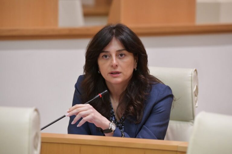 დაიმახსოვრეთ კარგად ეს ქალი, რომელიც ძირს უთხრის საქართველოს, წყალს ასხამს რუსეთის და ყველა იმ მტრის წისქვილზე, ვისაც უნდა, ქვეყანა მუდმივ რყევებში იყოს-მაია ბითაძე პრეზიდენტზე