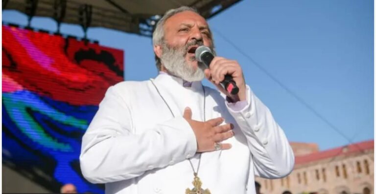 "დაუმორჩილებლობის აქცია და მთავრობის იმპიჩმენტის მოთხოვნა: საპროტესტო მარშის "თავუში სამშობლოსათვის“ მონაწილეები ერევანში ღამისთევით დაბანაკდნენ"-BBC