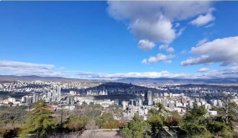 როგორ ცხოვრობენ საქართველოში ომში გაწვევიდან თავის არიდების მიზეზით გამოქცეულები - რას წერს „ნოვიე იზვესტია"
