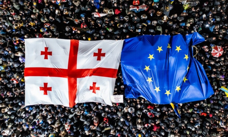 არჩევნების წინ, თბილისში ათობით ათასი მოქალაქე პროტესტს აცხადებს რუსეთის გავლენის წინააღმდეგ და მხარს უჭერს ევროპულ კურსს - Frankfurter Rundshcau