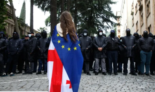 დადგა დრო, საქართველომ გადაწყვეტილება მიიღოს - ევროპისაკენ თუ რუსეთისაკენ - BBC