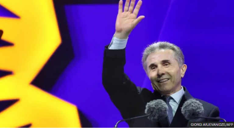 საქართველოს მმართველი პარტია გადამწყვეტი არჩევნების წინ მასობრივ მიტინგს ატარებს - BBC