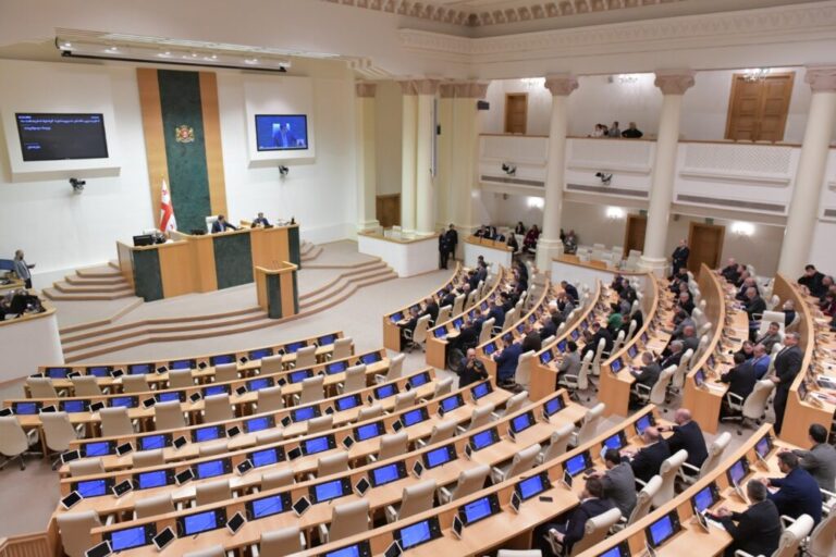 პარლამენტში დღეს 49 ოპოზიციონერისთვის საქართველოს პარლამენტის წევრის უფლებამოსილების ვადამდე შეწყვეტის საკითხს განიხილავენ