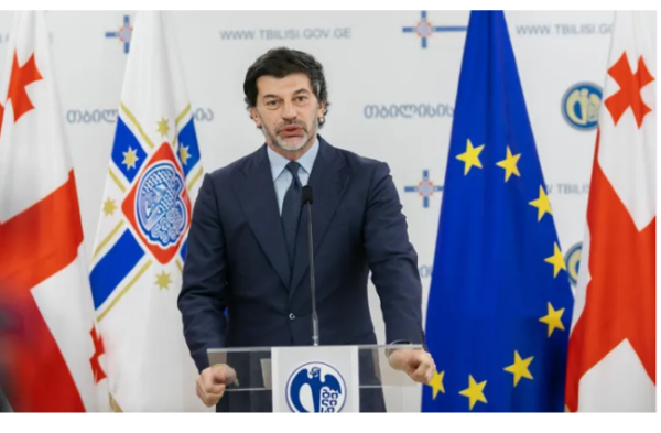 თბილისის მერიის გადაწყვეტილებით, პარლამენტთან განთავსებული ნაძვის ხე საზეიმო ღონისძიების გარეშე აინთება