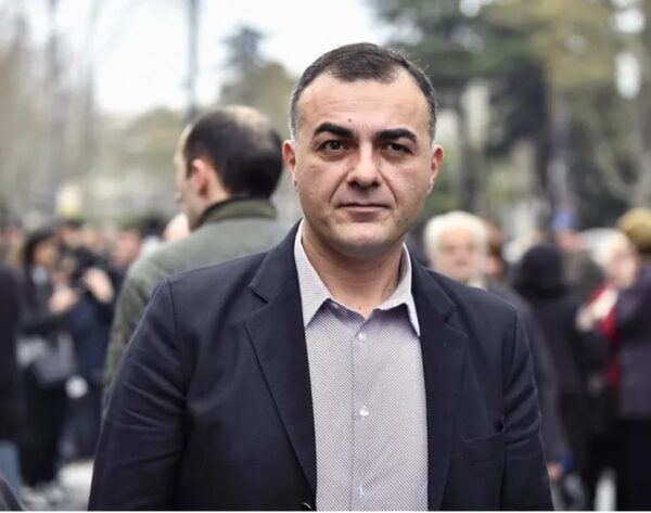 დღეს, რუსთაველზე, ჩვენს შვილებთან ბრძოლაში მთელი ერი ვსუსტდებით! - სანამ, მთელი ერი მოუსვლელში გადავვარდნილვართ, ჯერ კიდევ არის კომპრომისის შანსი-ლაშა ჟვანია