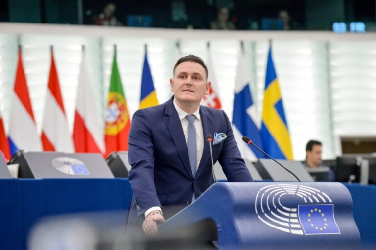 "ევროკავშირი თვეებია, ერევა საქართველოს საქმეებში, ემუქრება მას სანქციებით და მხარს უჭერს გადატრიალებას თბილისში, რომელიც გვახსენებს მაიდანს უკრაინაში –ტომაშ ფროელიხი
