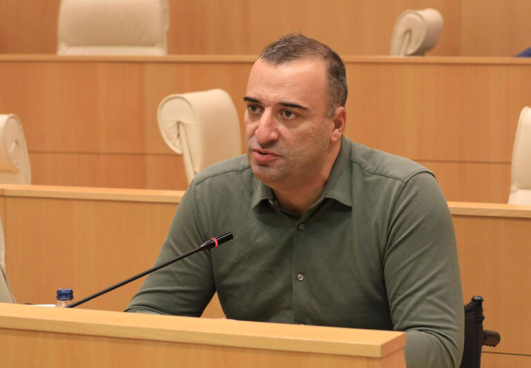 როცა სამომგამოვლილ, ნატო-ს არაწევრ საქართველოს ესკალაციაში ითრევ და ამ დროს თავად, ნატო-ს ატომური ქოლგით დაცული, ნორჩი კონსტრუქტორის შეკოწიწებული ცათმფრენის ხუთწამიან გაფართხალებაზე ბუნკერს აფარებ თავს, ცოტა უხერხულია -რატი იონათამიშვილი