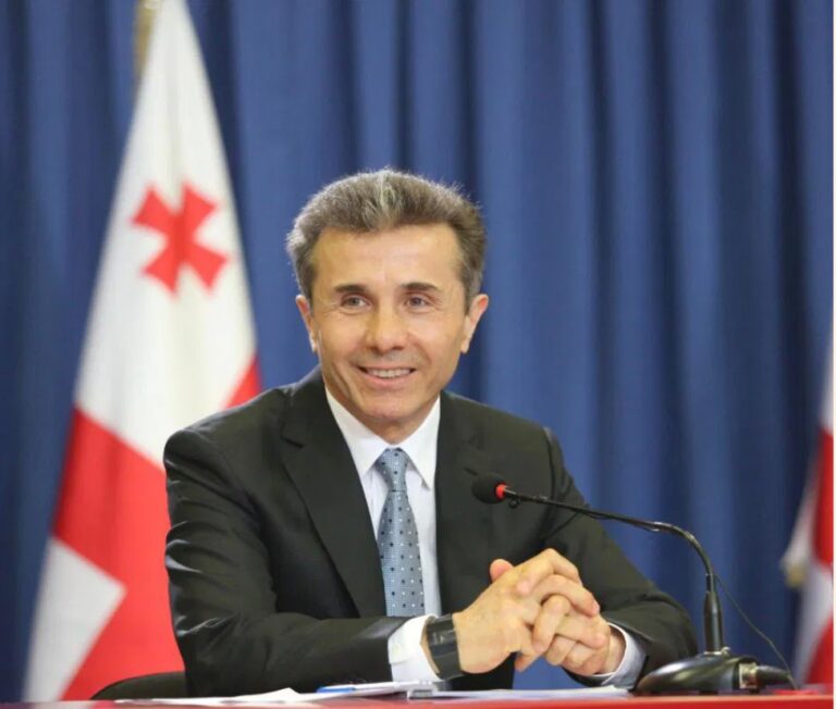 ბიძინა ივანიშვილი და ეკატერინა ხვედელიძე საზოგადოებას დამდეგ შობა-ახალ წელს ულოცავენ - დაე, ჩვენმა ურყევმა ერთობამ შეგვძინოს ძალა, რომელიც არავის მისცემს ჩვენი მტკიცე ნაბიჯების შეჩერების საშუალებას