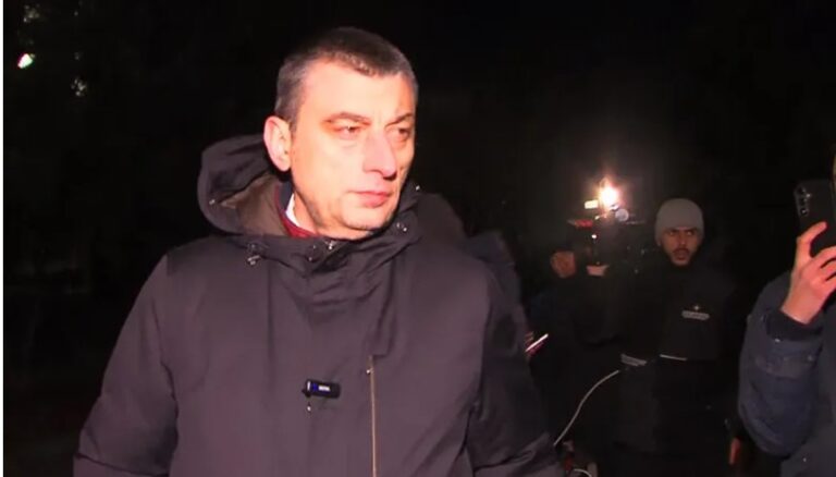 მიუნხენის კონფერენციიდან დაბრუნებისას გიორგი გახარიასა და ელგუჯა ხოკრიშვილს, აეროპორტში ივანიშვილმა ორგანიზებული „ზონდერჯგუფი“ დაახვედრა, რომლებსაც აბსოლუტური უმოქმედობით ხელი შეუწყო პოლიციამ   - "გახარია საქართველოსთვის"