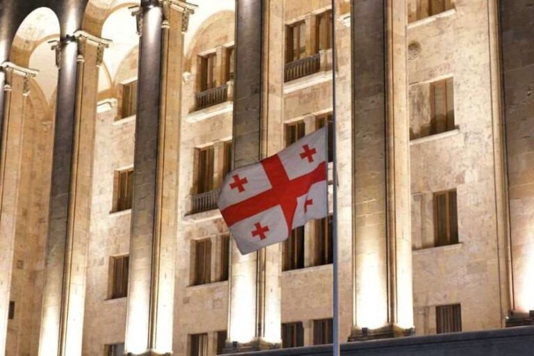 საბჭოთა ოკუპაციის დღესთან დაკავშირებით, პარლამენტის სასახლეზე სახელმწიფო დროშა დაეშვა