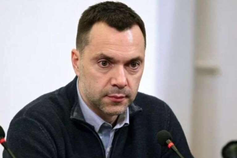 ზელენსკის ტრამპთან შეხვედრის შემდეგ უკრაინის არსებობა რისკის ქვეშ დადგა - ალექსეი არესტოვიჩი
