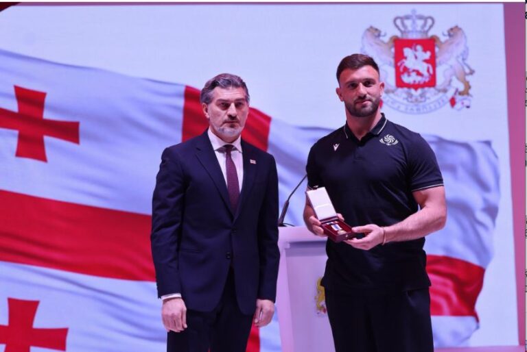 საქართველოს პრეზიდენტმა მიხეილ ყაველაშვილმა მორაგბეთა ეროვნული ნაკრების წევრები და რაგბის კავშირის წარმომადგენლები ღირსების ორდენებითა და ღირსების მედლებით დააჯილდოვა