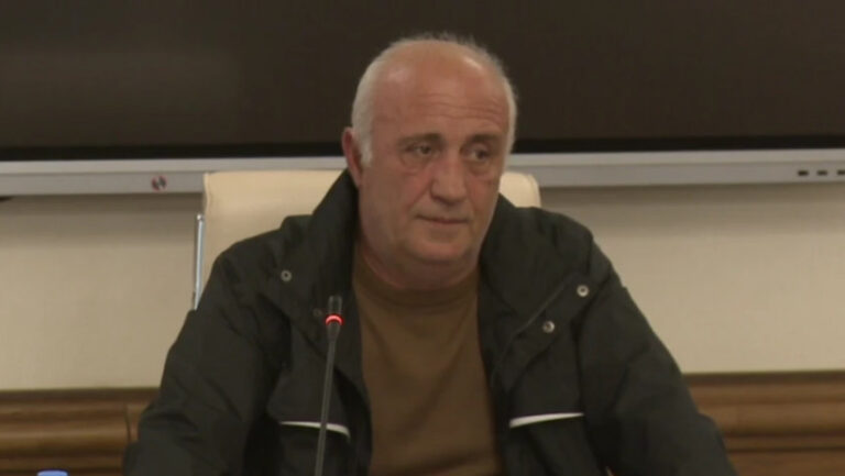 შემოდის ოლეგ ფაცაცია და მაგინებს დედას - მეორედ შემაგინა და დავარტყი. 12-მა კაცმა მცემა. მერე გადამეკიდა, 2-3 დღეში ერთხელ გამოძახება -ბესიკ ბერიტაშვილი