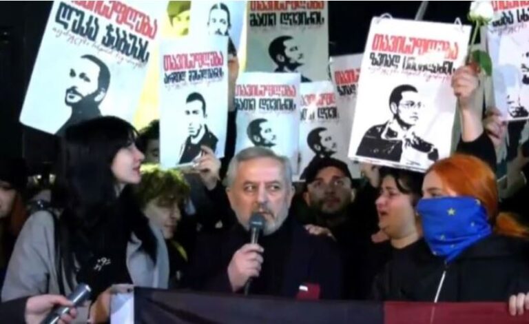 თბილისში მიმდინარე აქციის მონაწილეებმა გმირთა მოედანზე ფიცი დადეს