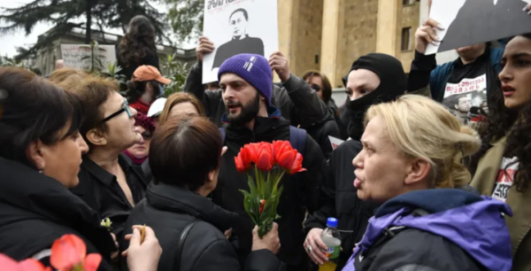 პარლამენტთან აქციის მონაწილეებსა და ადგილზე მისულ რამდენიმე პირს შორის დაპირისპირება მოხდა