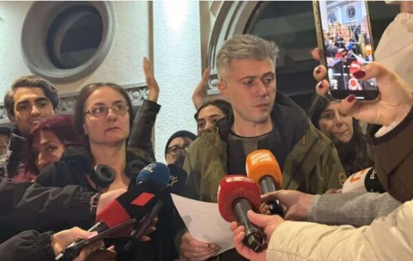 ვასო აბაშიძის სახელობის ახალი თეატრის დასი - არ ვაღიარებთ არალეგიტიმური კულტურის სამინისტროს გადაწყვეტილებას და დავით დოიაშვილს არ ვუშვებთ