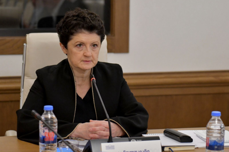 თინა ბურჯალიანი, ზურაბ ადეიშვილის მოადგილე ამტკიცებდა, რომ თურმე, მაყვლის ეკალ-ბარდებზე გადაჩეხილა სანდრო გირგვლიანი - თეა წულუკიანი